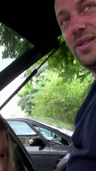 Schöne MILF mit dicken möpsen wird im freien und im auto gefickt