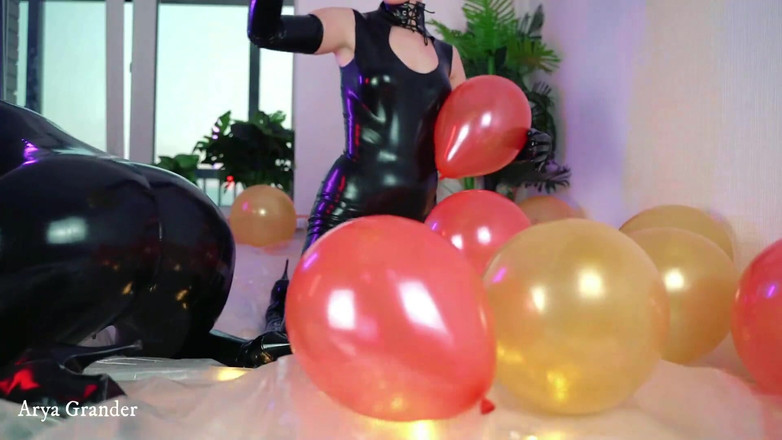 Arya Grander: Balon powietrzny Looner Hot Fetish 2 Lesbijki w ciasnych błyszczących gumowych...