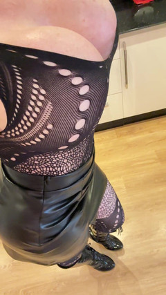 Sophie James: Femdom Gothic Vibes Queen JOI Odliczanie