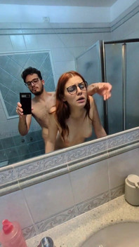 Kız arkadaşımı banyoda ve yüzünden sert sikiyorum