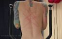 Spanking Server: Foxy tatuada chicote nu nas costas