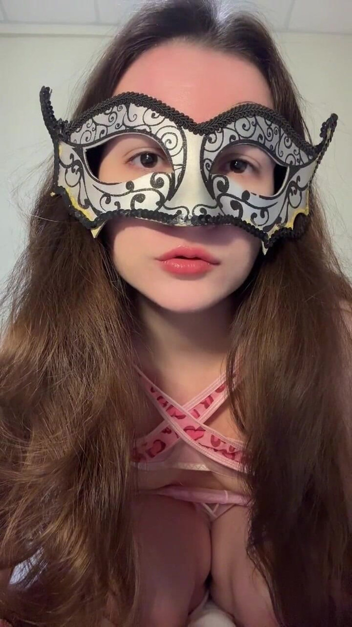 JuliaVeil: Dominatrix Y Tu Sumisión: Sujeta Tus Pezones. Dominación Femenina. Dominatrix...