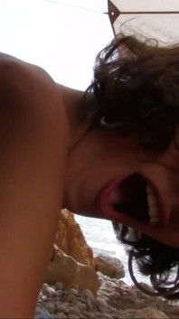 Cewek brunette disetubuhi secara anal