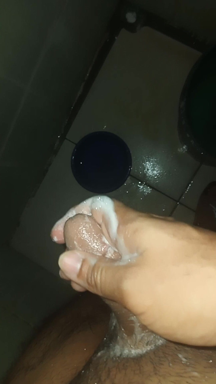 Cute boy jerks off: İnce adam evde kimse yokken kayınvalidesi duşunda mastürbasyon yapıyor