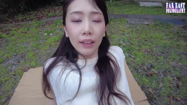 Far East pornography: Arzulu bekar bir anneyle zarif boşalma gecesi açık gökyüzünün altında...