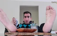 Stiefvader homo - onder tafel ontbijt - moeders beneden en stiefvader heeft honger Moet ik helpen hem te voeden?