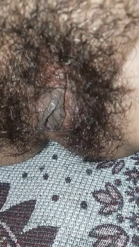 彼女の熱くて毛深い成熟した膣を指で愛撫する