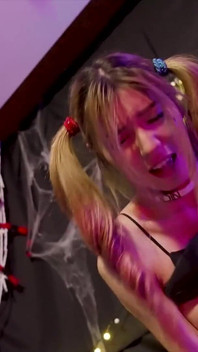 Li Zhiyan este futută la petrecerea sexuală de Halloween îmbrăcată ca Harley Quinn