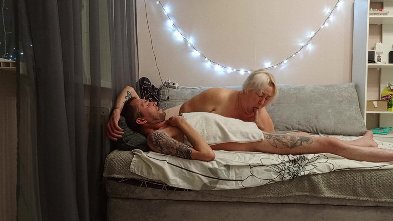 Zona901: La vicina fa un pompino profondo e ingoia sperma