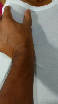 Hermanastra invitada a compartir su cama conmigo, termina tocando su coño hasta el orgasmo