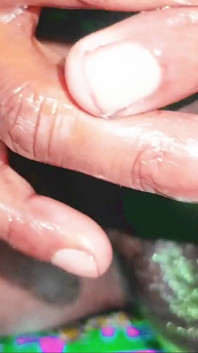 Chico indio masturbación polla grande con aceite de masaje