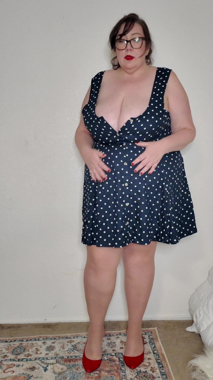 cutejayne: Hot BBW MILF in Polka Dots and Stockings