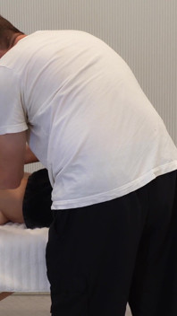 Rothaarige MILF mit riesigen titten wird für Massage eingeölt - Happy Endings E02 - MILF Stella