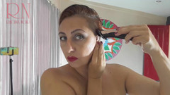 Regina Noir: Nahý nudistický kadeřník. Stříhá si vlasy. Regina Noir Nahý holič...