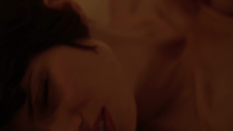 Massage Parlor: La piccola bruna pelosa rimbalza sul cazzo duro del suo...