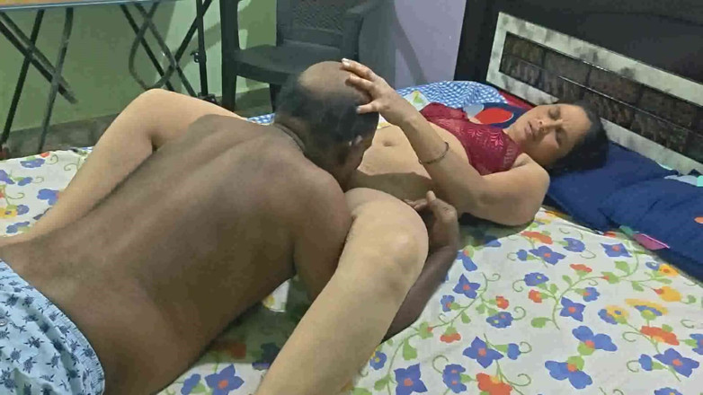 Sexy sindu: Mătușă de la sat se fute cu pizda strâmtă pentru...