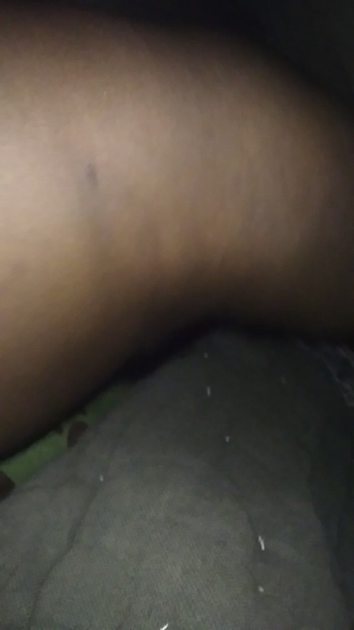 GlassCenterline86: Mata under ett täcke på sängen.