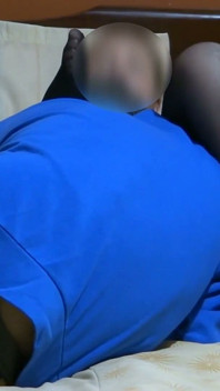 내 의붓아빠는 나를 외식하는 데 최고야; 그의 입과 얼굴에 여러 차례 오르가즘을 느끼게 해줘