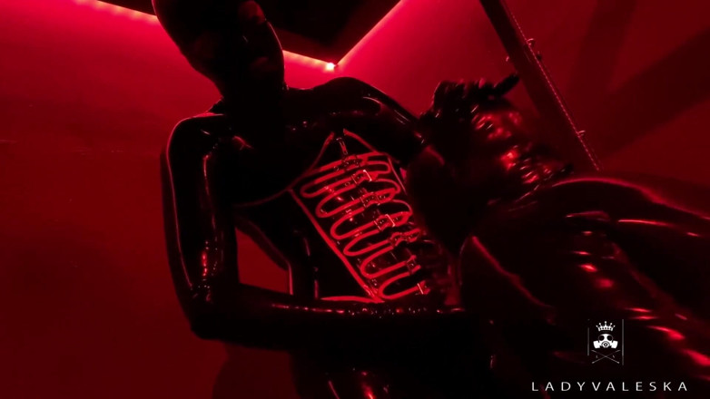 Lady Valeska: Gimp diisap disetubuhi dan digunakan