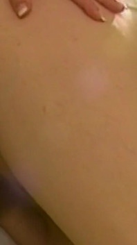 Cewek hot rambut pirang lagi asik fingering memeknya pakai jari cewek nakal rambut cokelat sampai orgasme bergetar