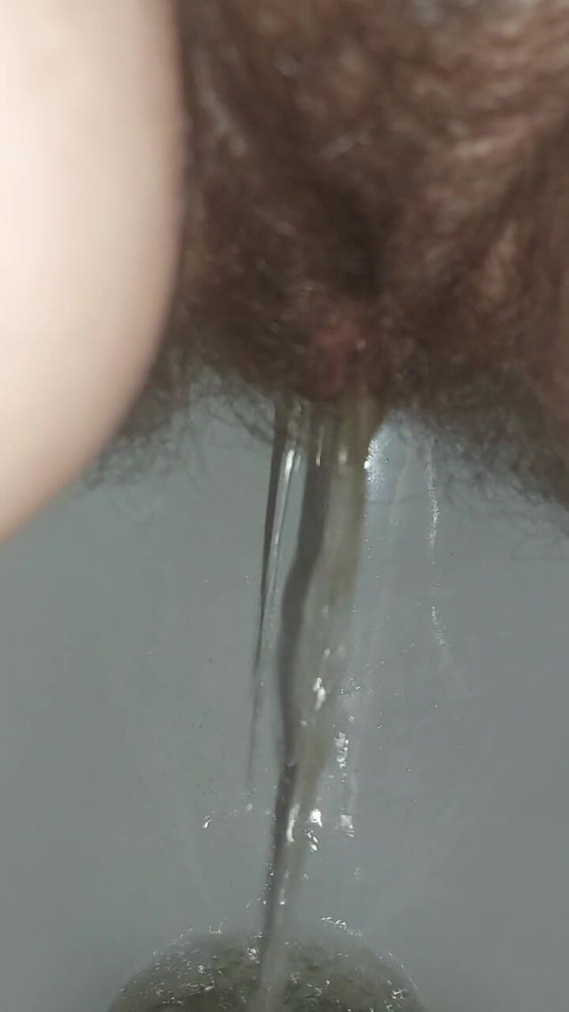 Pee Pissing in the Toilet (Ginna Gg)