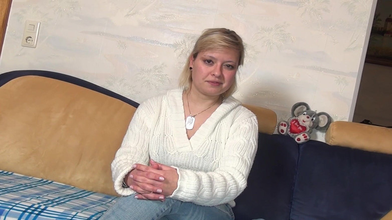 Deutscher hardcore: Немецкая блондинка-шлюшка в чулках трахает себя дилдо