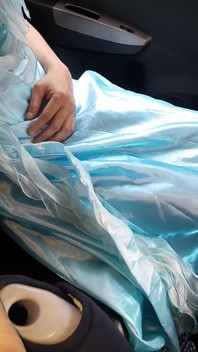 ชายข้ามเพศเอเชียช่วยตัวเองแล้วแตกคาหุ่น ใส่เดรสซาตินสีฟ้าเงา
