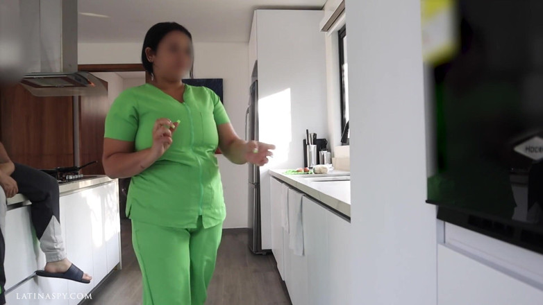 Time traveler: 巨大なおっぱいを持つメイド