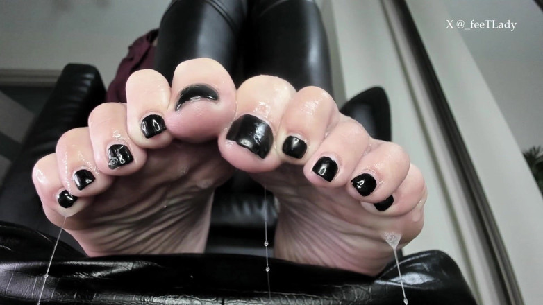 Feet lady: kaale par thookna