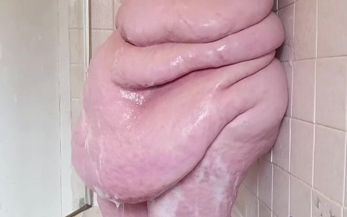 SSBBW Lady Brads: Splish splash lässt nass werden