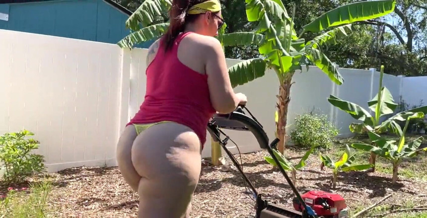 Peacock couple: Cortador de grama milf