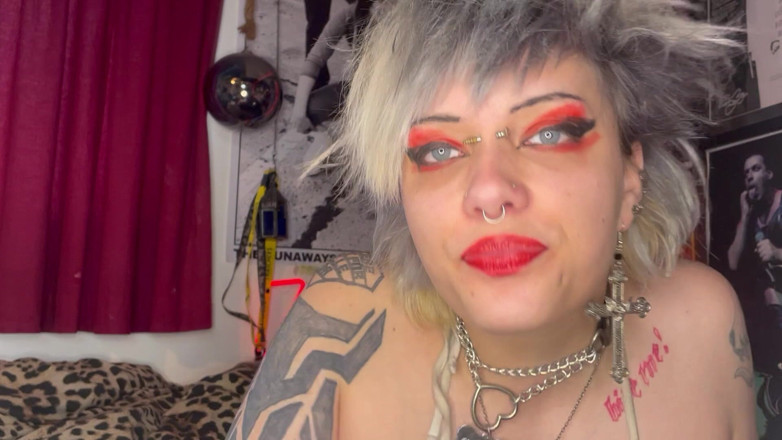 Glitterqueen1999: Turneu de gură fată gotică cu ruj roșu