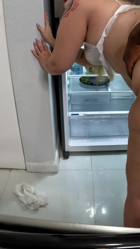 Melayan beberapa daging gelap di dapur untuk awek montel