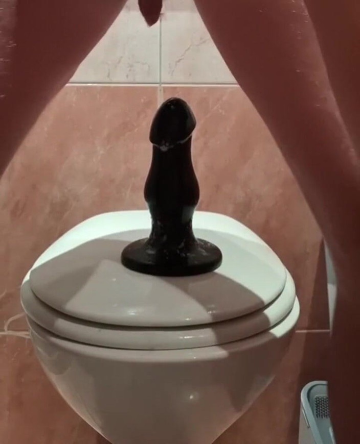 NoFace Twink X: Twink bollente gay cavalca un enorme dildo anale