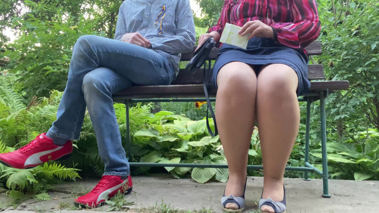 OurFetishLife: Sexy MILFka s nádherným zadkem vloží podložku venku, zatímco se...