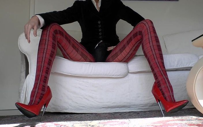 Lady Victoria Valente: Tartan merah pamer kaki ketat dan sepatu hak tinggi ekstrem