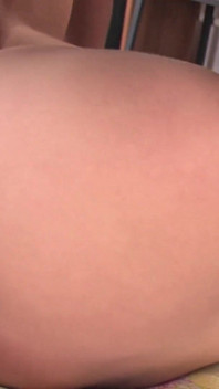 Lei schizzato su tutta la sua enorme verga e gli ha fatto un deepthroat