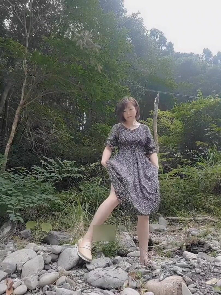 Mayumi Kanzaki: 屋外露出と屋外おしっこ