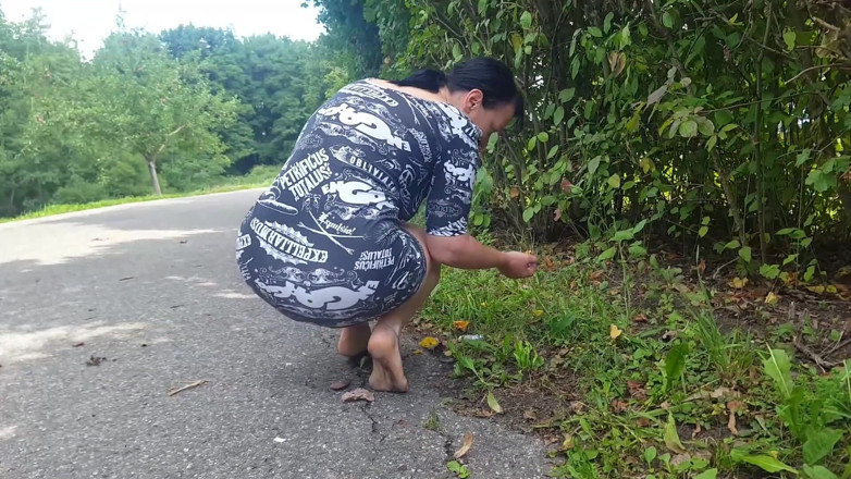 Yvette xtreme: La ragazza a piedi nudi per strada