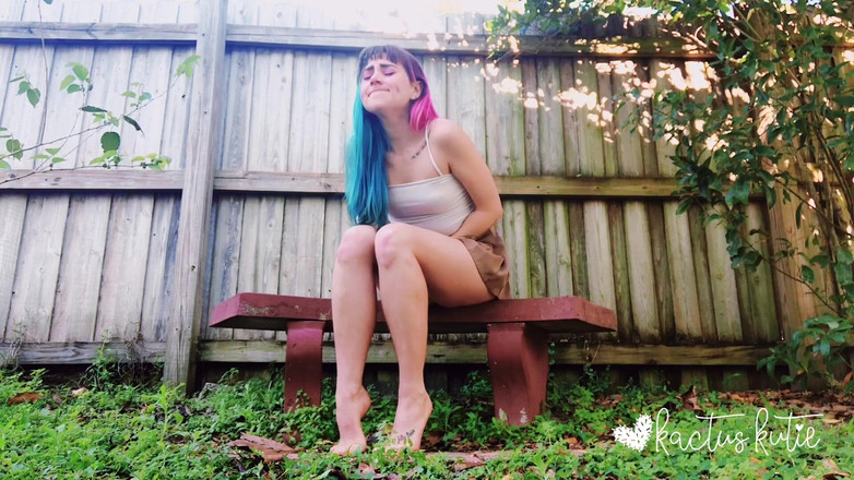 kactus kutie: 穿着我的女大学生裙子和丁字裤撒尿