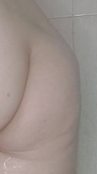 Une MILF dans la salle de bain joue avec un gode
