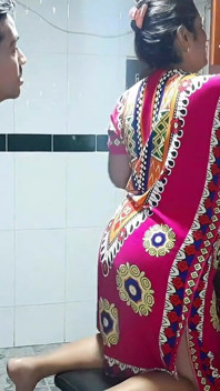 Aku lagi asik nyicipin memek ibu tiriku di dapur