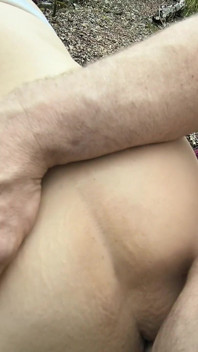 Elle l’a surpris en train de pisser une pute en train de pencher sur cette bite qu’elle lèche du sperme