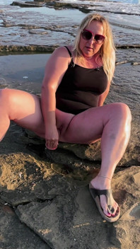 Lena Cox - melancap pancut mani di pantai