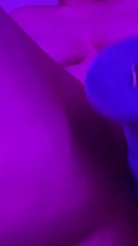 Zkouším, Jak Hluboko Můžu Vzít Každou Hračku, Myslíš, Že Bys Mě Mohl Naplnit Lépe?