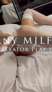 Milf arrapata sal dita e orgasmi con vibratore rosso!