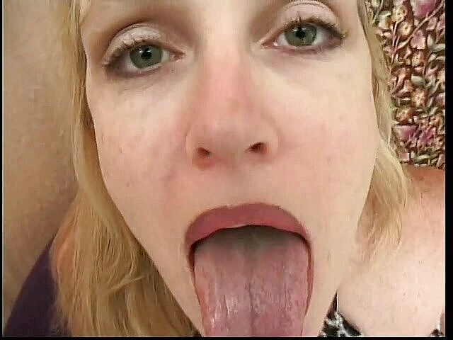 MILF Station: Kuk suger blond ho här för att behaga