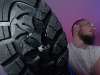 Hunky time: Homme sexy. Fétichisme des pieds et éjaculation avec crachats
