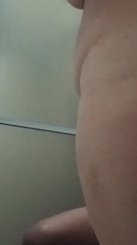 Becca una ragazza monella in bagno