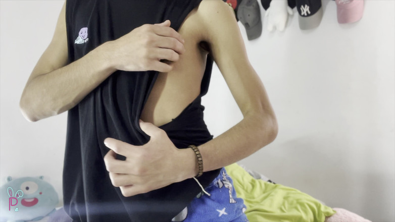 Isak pervert: 쾌락으로 폭발할 때까지 거대한 자지를 사정하는 젊은 콜롬비아 소녀